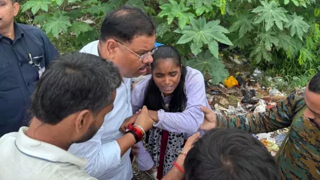 सड़क पर घायल पड़ी छात्रा को देख मंत्री ने रुकवाया काफिला, अपनी गाड़ी से भेजा अस्पताल सड़क पर घायल पड़ी छात्रा को देख मंत्री ने रुकवाया काफिला, अपनी गाड़ी से भेजा अस्पताल