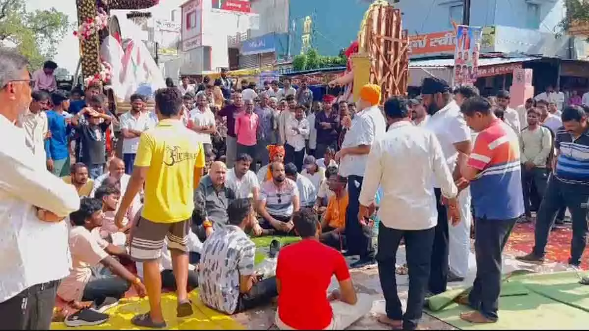 गणेश विसर्जन की झांकी पर लाठीचार्ज, लोगों ने किया NH-130 पर चक्काजाम गणेश विसर्जन की झांकी पर लाठीचार्ज, लोगों ने किया NH-130 पर चक्काजाम