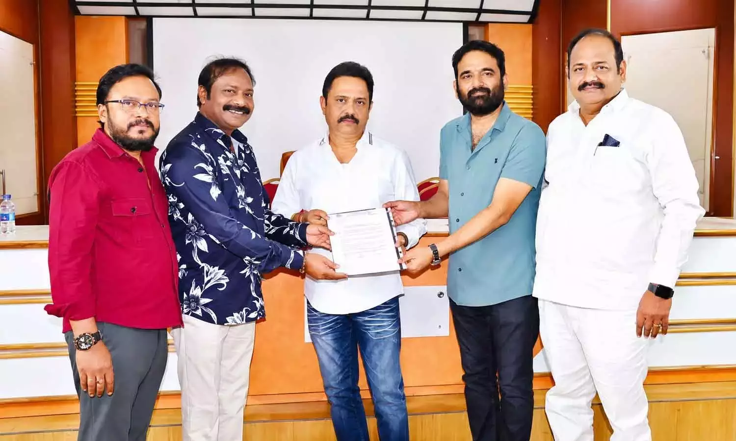 एपी FDC अध्यक्ष ने 24 शिल्पों पर तेलुगु टीवी प्रतिनिधियों के साथ चर्चा की एपी FDC अध्यक्ष ने 24 शिल्पों पर तेलुगु टीवी प्रतिनिधियों के साथ चर्चा की