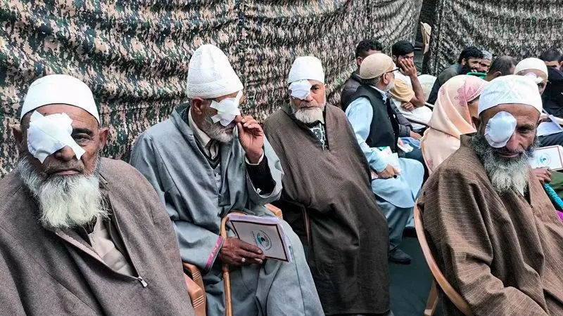 Srinagar सेना ने कराईं 220 मुफ्त मोतियाबिंद सर्जरी Srinagar सेना ने कराईं 220 मुफ्त मोतियाबिंद सर्जरी