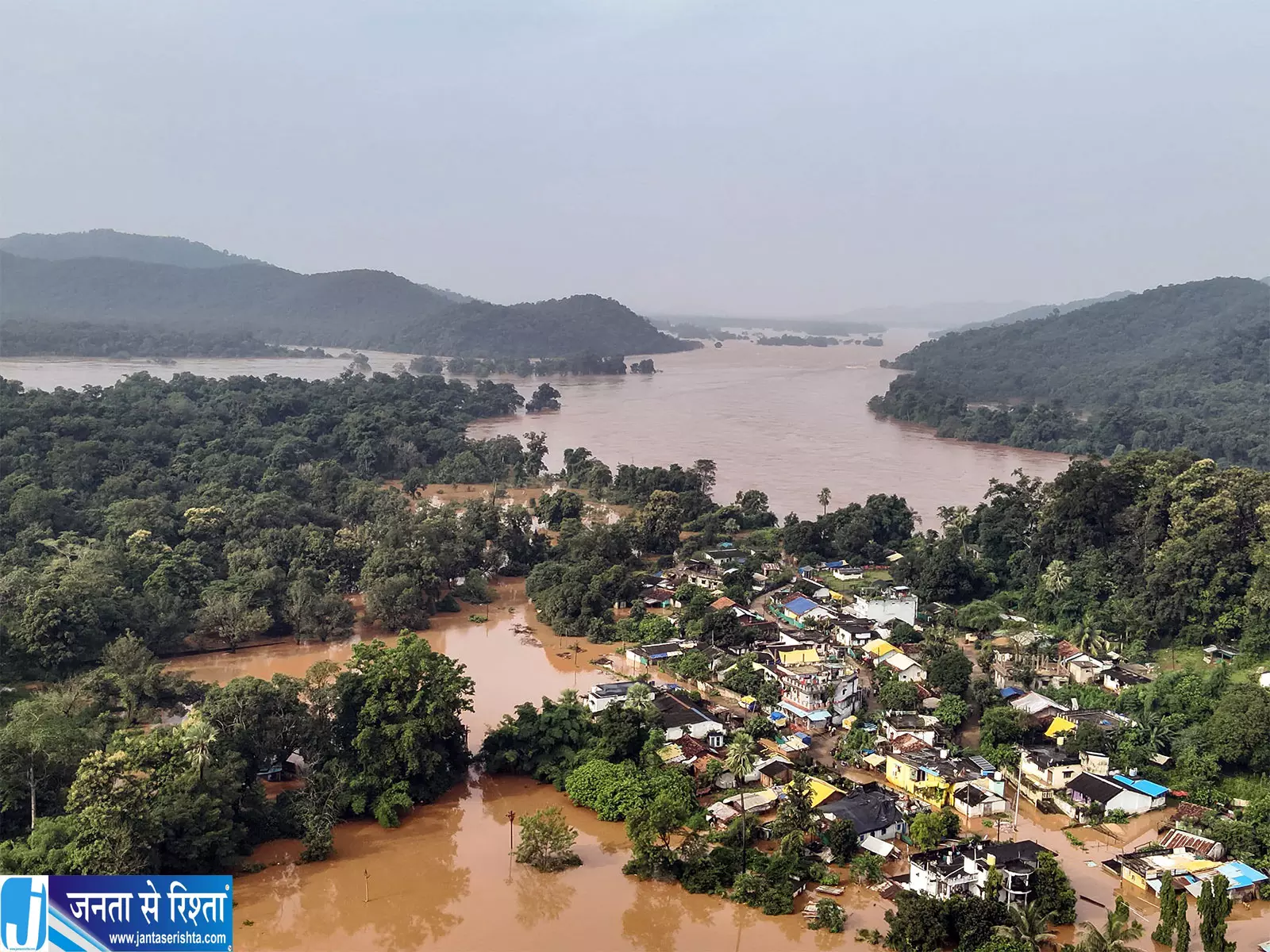 बाढ़ में फंसे गंभीर मरीजों को सुरक्षित पहुंचाया अस्पताल बाढ़ में फंसे गंभीर मरीजों को सुरक्षित पहुंचाया अस्पताल