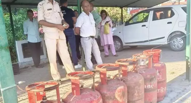 मार्गेरिटा LPG वितरण जांच के घेरे में, 282 सिलेंडरों के रिकॉर्ड में मिला अंतर मार्गेरिटा LPG वितरण जांच के घेरे में, 282 सिलेंडरों के रिकॉर्ड में मिला अंतर