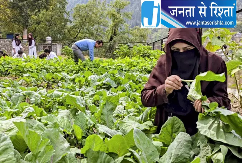 जम्मू-कश्मीर के स्कूल ने पेश की मिसाल जम्मू-कश्मीर के स्कूल ने पेश की मिसाल