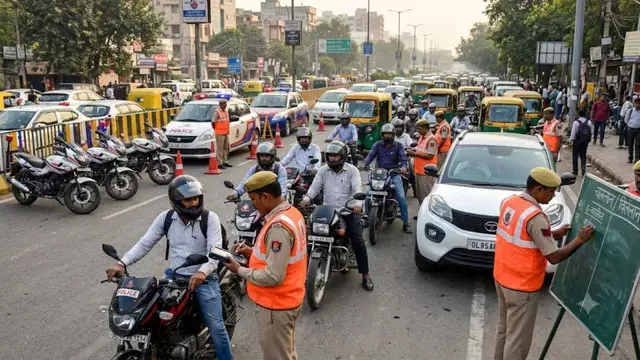 दिल्ली में सड़क और महिला सुरक्षा को लेकर विशेष अभियान, 1930 चालान काटे दिल्ली में सड़क और महिला सुरक्षा को लेकर विशेष अभियान, 1930 चालान काटे