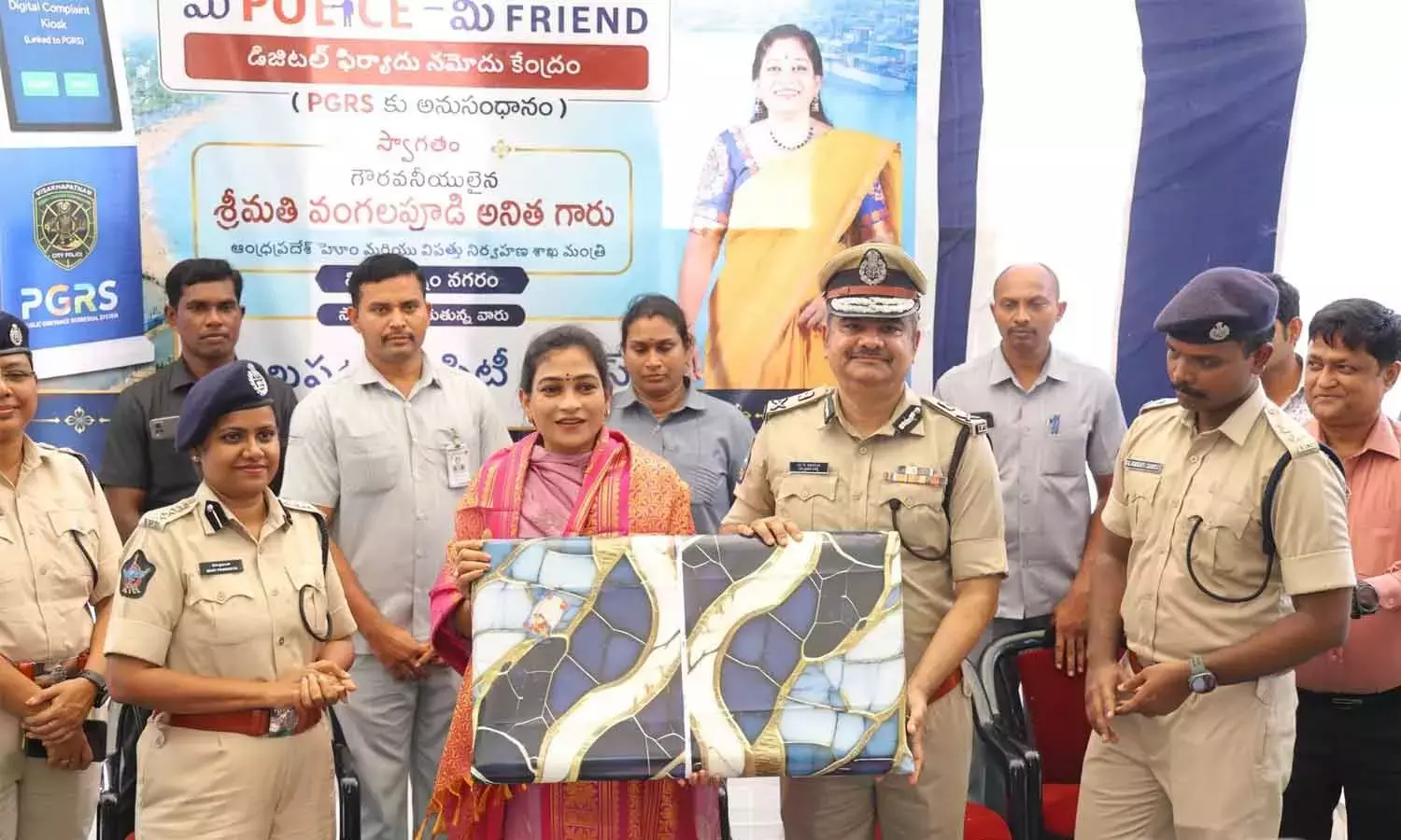 Andhra: रेलवे स्टेशन पर डिजिटल पुलिस सेवाएँ शुरू की गईं Andhra: रेलवे स्टेशन पर डिजिटल पुलिस सेवाएँ शुरू की गईं