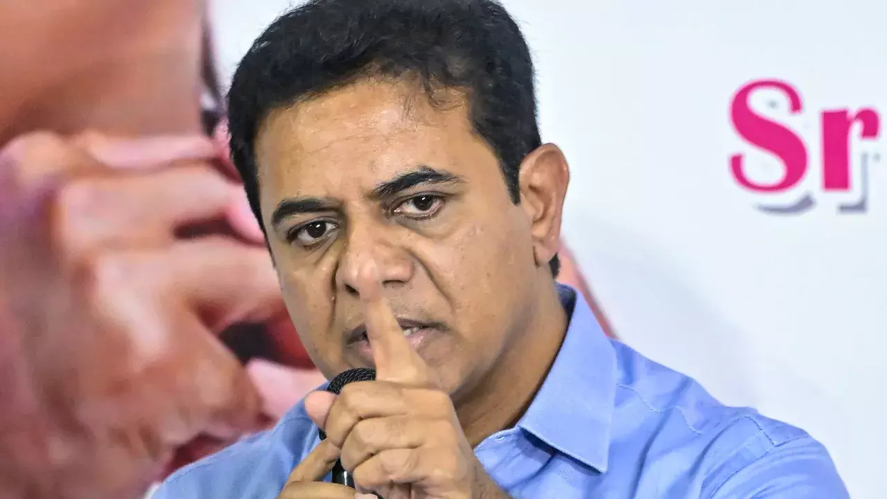 ED रेड के 2 साल बाद चुप्पी पर BRS का कांग्रेस-BJP पर हमला ED रेड के 2 साल बाद चुप्पी पर BRS का कांग्रेस-BJP पर हमला