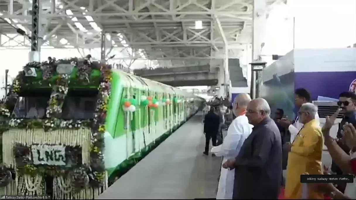 अमित शाह ने साबरमती से देश की पहली LNG ट्रेन को दिखाई हरी झंडी अमित शाह ने साबरमती से देश की पहली LNG ट्रेन को दिखाई हरी झंडी