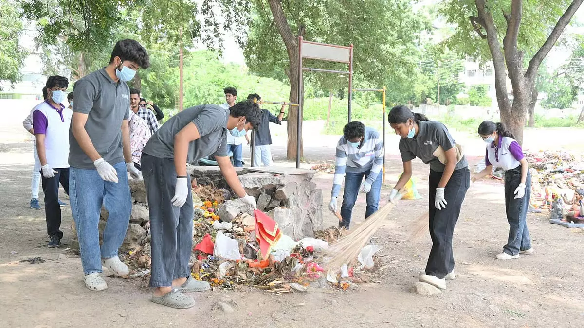 गणेश विसर्जन के बाद मेहरून झील पर महाअभियान गणेश विसर्जन के बाद मेहरून झील पर महाअभियान
