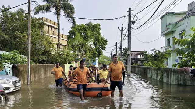 मानसून की विदाई के बीच मौसम का यू-टर्न, कई राज्यों में भारी बारिश, यूपी में 45 लोगों की मौत मानसून की विदाई के बीच मौसम का यू-टर्न, कई राज्यों में भारी बारिश, यूपी में 45 लोगों की मौत