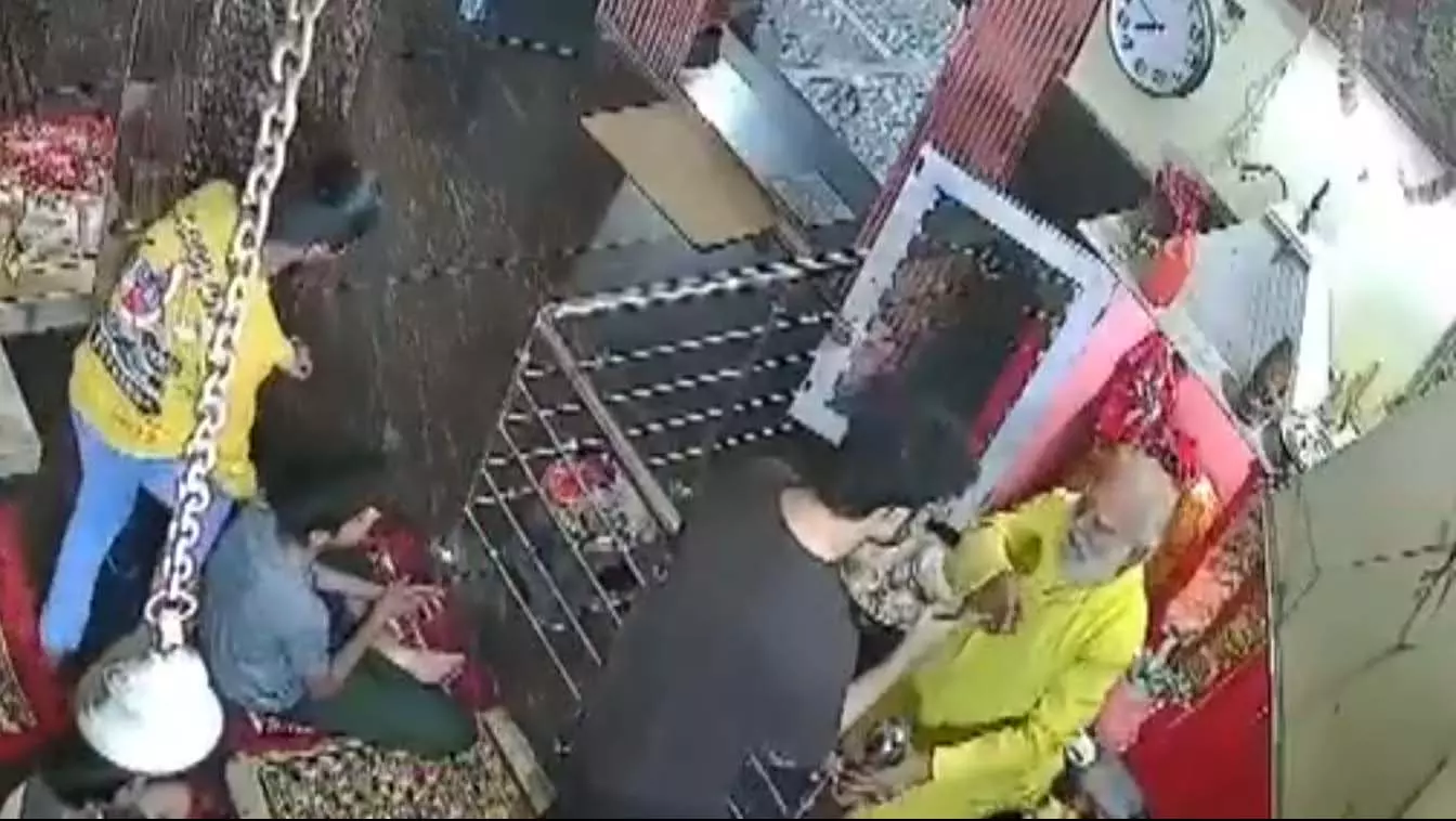 शिव मंदिर में बुजुर्ग पुजारी के साथ मारपीट का गंभीर मामला, वीडियो भी सामने आया शिव मंदिर में बुजुर्ग पुजारी के साथ मारपीट का गंभीर मामला, वीडियो भी सामने आया