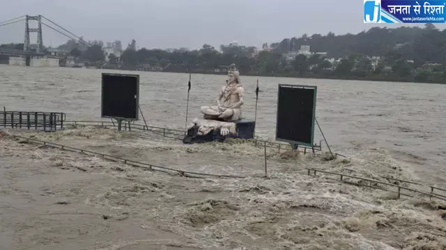 ऋषिकेश में चेतावनी रेखा पार कर गई गंगा, आरती घाट जलमग्न ऋषिकेश में चेतावनी रेखा पार कर गई गंगा, आरती घाट जलमग्न
