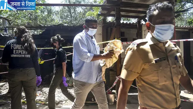 मुंबई के सार्वजनिक शौचालय में तेज केमिकल स्मेल से दो युवकों की मौत, इलाके में हड़कंप मुंबई के सार्वजनिक शौचालय में तेज केमिकल स्मेल से दो युवकों की मौत, इलाके में हड़कंप