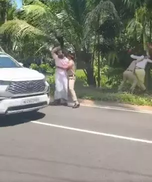 केरल: कोझिकोड में प्रियंका गांधी और रमेश चेन्निथला को भाजयुमो ने दिखाए काले झंडे केरल: कोझिकोड में प्रियंका गांधी और रमेश चेन्निथला को भाजयुमो ने दिखाए काले झंडे