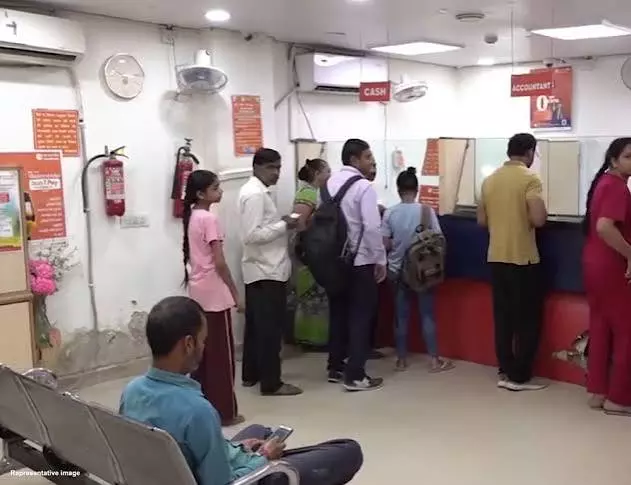 हैदराबाद के बैंकों में रविवार को हड़ताल से पहले भीड़ देखी गई हैदराबाद के बैंकों में रविवार को हड़ताल से पहले भीड़ देखी गई