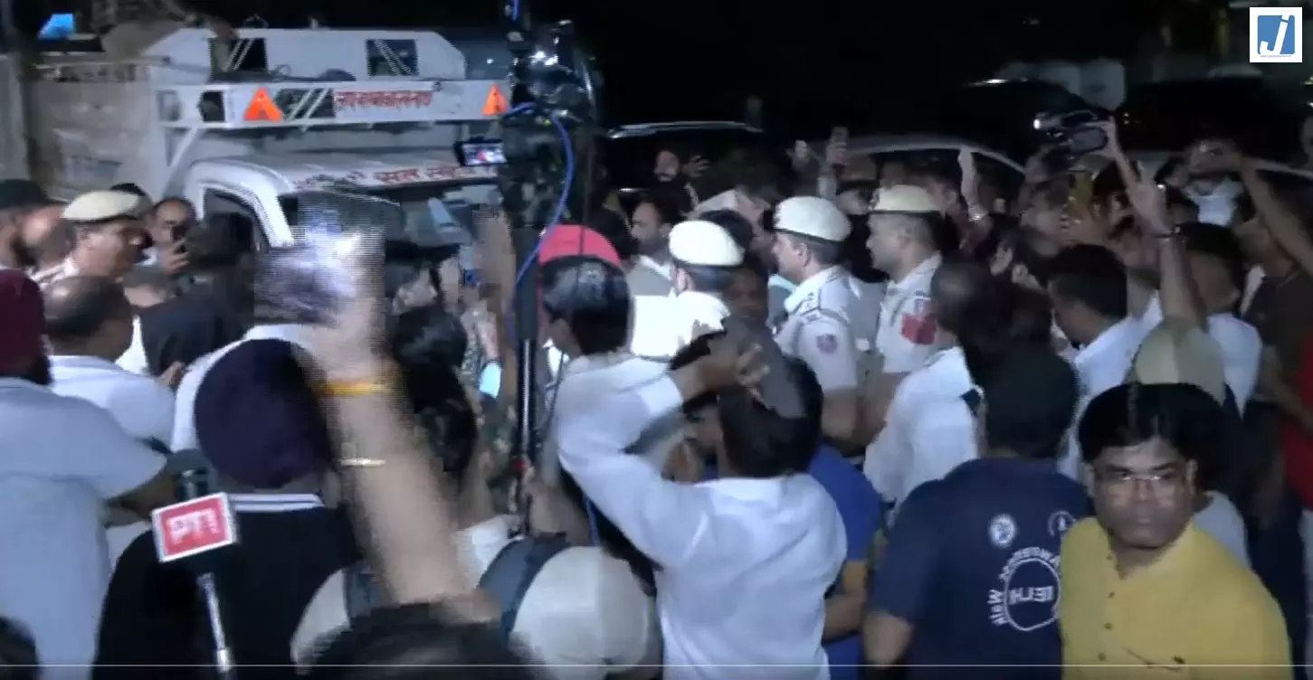 थप्पड़ विवाद पर AAP का प्रदर्शन, सौरभ भारद्वाज और कार्यकर्ताओं की पुलिस से झड़प थप्पड़ विवाद पर AAP का प्रदर्शन, सौरभ भारद्वाज और कार्यकर्ताओं की पुलिस से झड़प
