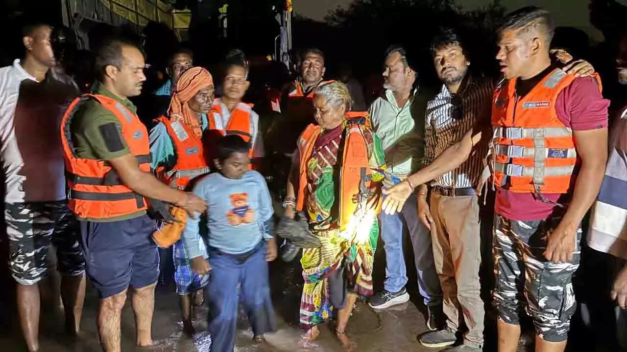 परस्तराई में कठिन परिस्थितियों के बीच 5 लोगों का सफल रेस्क्यू परस्तराई में कठिन परिस्थितियों के बीच 5 लोगों का सफल रेस्क्यू