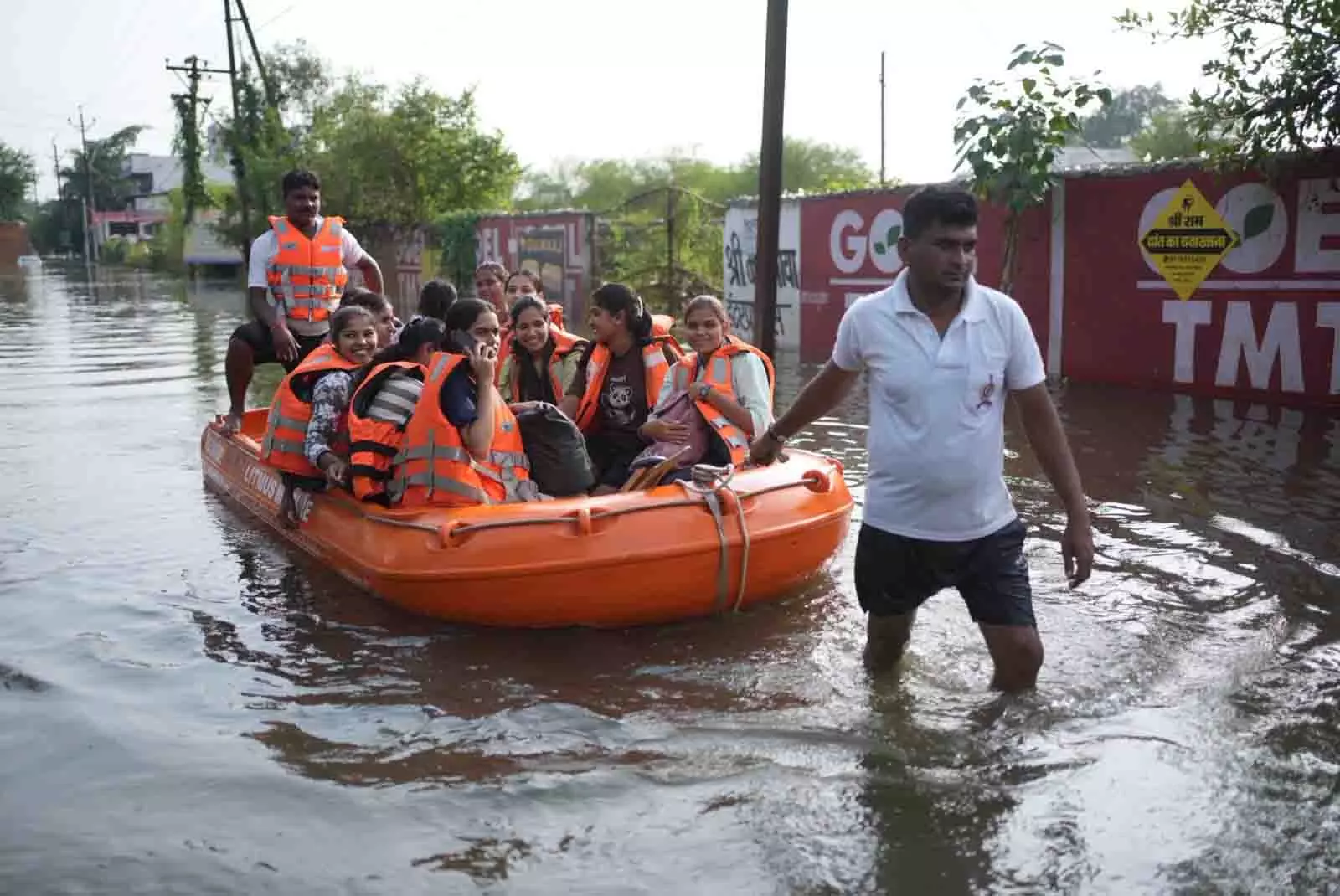कलेक्टर डॉ. गौरव सिंह के निर्देश पर भाठागांव में चला राहत-बचाव अभियान कलेक्टर डॉ. गौरव सिंह के निर्देश पर भाठागांव में चला राहत-बचाव अभियान