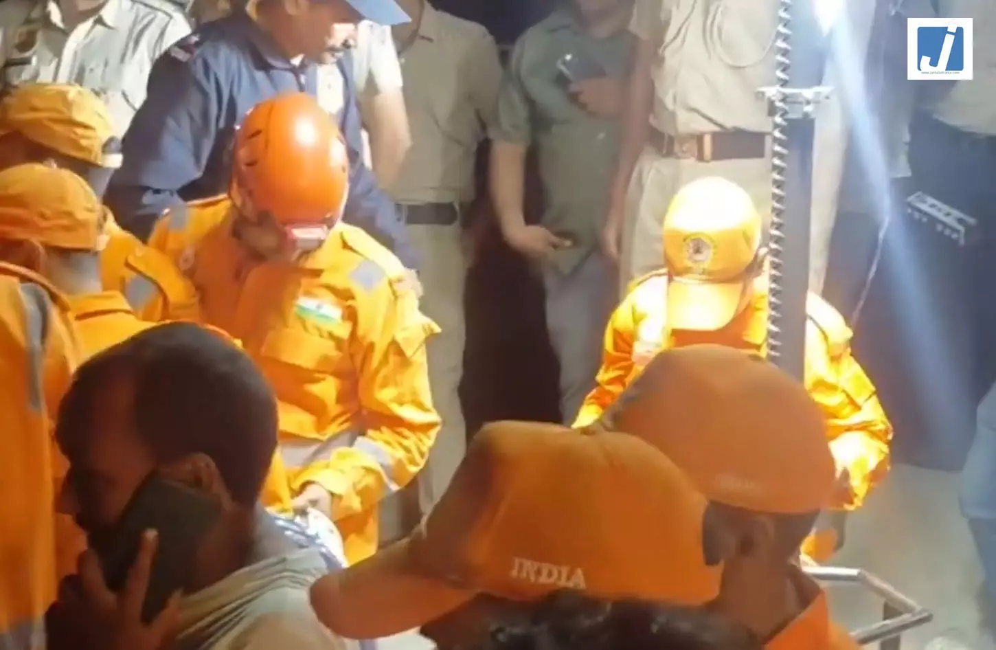 3 साल की बच्ची बोरवेल में गिरी, NDRF की रेस्क्यू टीम ने संभाला मोर्चा 3 साल की बच्ची बोरवेल में गिरी, NDRF की रेस्क्यू टीम ने संभाला मोर्चा