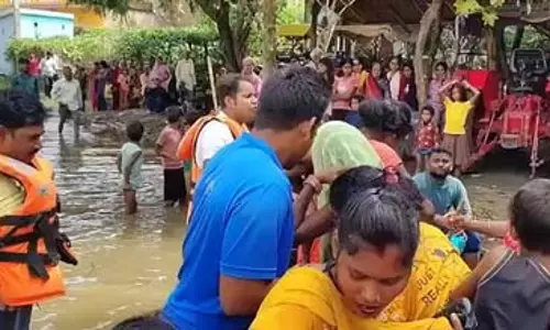 नेपाल से छोड़े गए पानी से महराजगंज में आई बाढ़, कई गांव हुए जलमग्न, रेस्क्यू टीमों ने लोगों को सुरक्षित बाहर निकाला