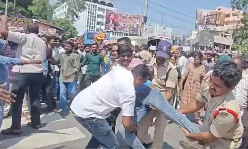 विजयवाड़ा प्रदर्शन में पुलिस से भिड़े कर्मचारी