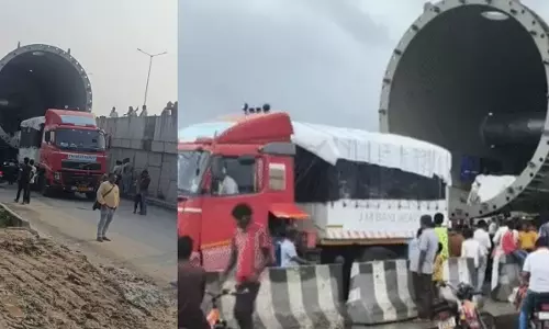 308 पहियों वाला विशाल ट्रक चंदौली में फंसा, दलदल ने रोका रास्ता; लखीमपुर तक पहुंचाना बना चुनौती