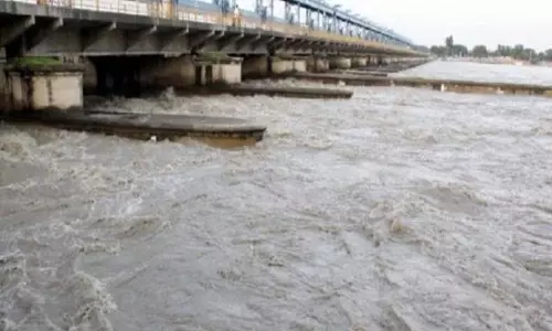 प्रयागराज में गंगा-यमुना का बढ़ता जलस्तर बढ़ा रहा चिंता