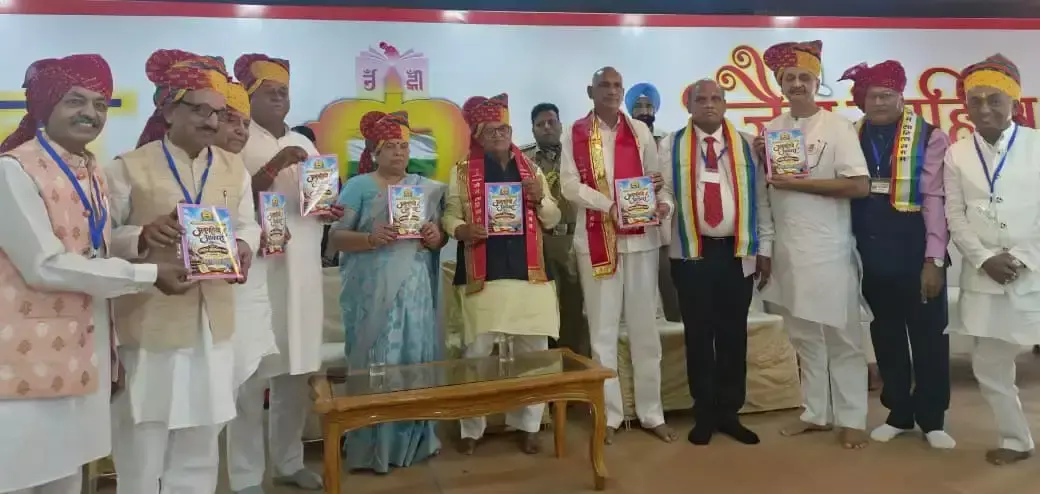 अतीत की झलक दिखाने के साथ भविष्य संवारते हैं साहित्यकार : गुलाब चंद कटारिया