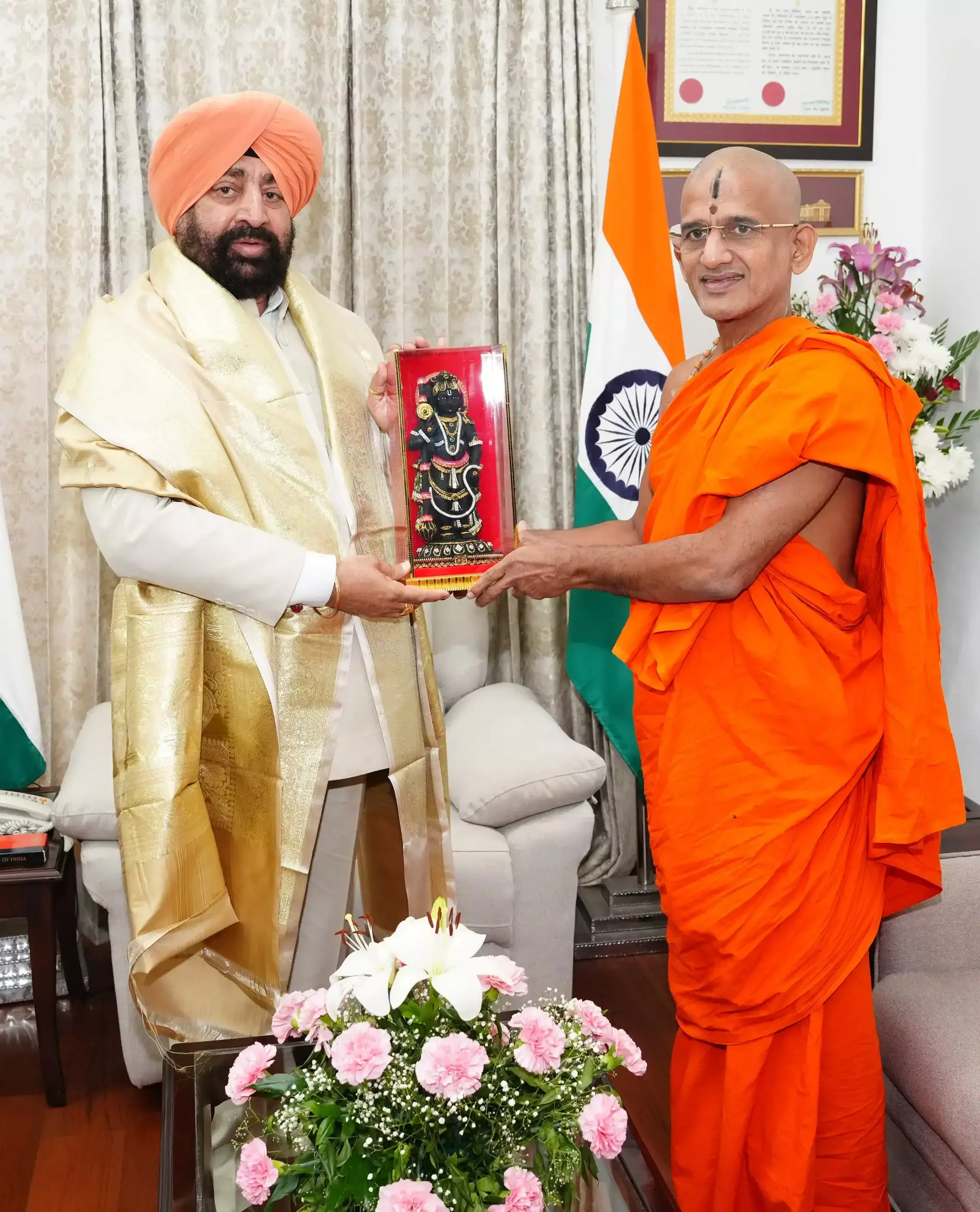 पेजावर मठ पीठाधीश्वर विश्वप्रसन्न तीर्थ पहुंचे राजभवन