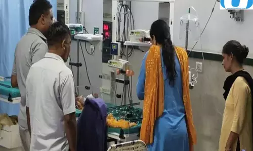 भिवानी में पेड़ पर लटका मिला नवजात, रोने की आवाज सुन मौके पर जुटी भीड़