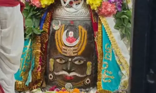 भांग, चंदन और आभूषण से सजे बाबा महाकाल, राजा स्वरूप में किया गया दिव्य शृंगार भांग, चंदन और आभूषण से सजे बाबा महाकाल, राजा स्वरूप में किया गया दिव्य शृंगार