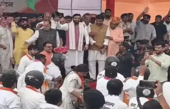 सेवा यात्रा के स्वागत में नारनौल पहुंचे मुख्यमंत्री नायब सैनी सेवा यात्रा के स्वागत में नारनौल पहुंचे मुख्यमंत्री नायब सैनी