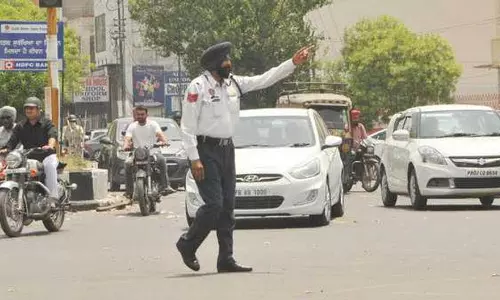 दिल्ली में ट्रैफिक नियम तोड़ने वालों पर एक्शन दिल्ली में ट्रैफिक नियम तोड़ने वालों पर एक्शन