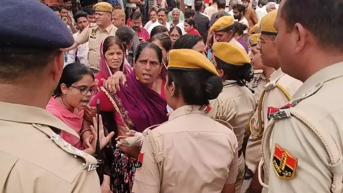 डिमार्केशन को लेकर न्यू सांगानेर रोड पर बढ़ा विरोध, लोग सड़क पर उतरे
