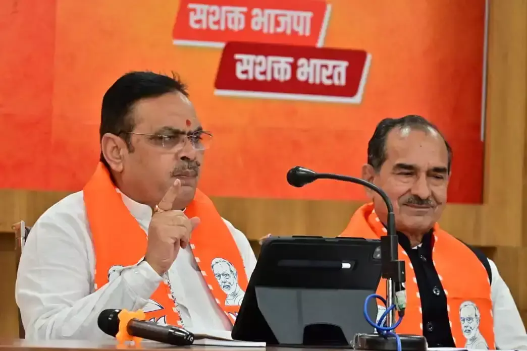 एसआईआर को लेकर मुख्यमंत्री ने कांग्रेस के दावों पर मांगे तथ्य और प्रमाण एसआईआर को लेकर मुख्यमंत्री ने कांग्रेस के दावों पर मांगे तथ्य और प्रमाण
