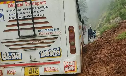 भूस्खलन के चलते बस फंसी, तीन घंटे बाद निकले यात्री भूस्खलन के चलते बस फंसी, तीन घंटे बाद निकले यात्री