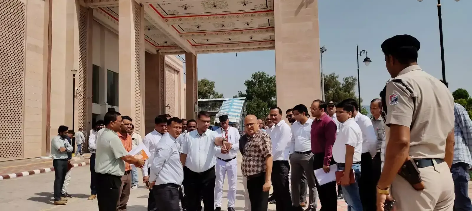 लालगढ़ स्टेशन और यार्ड में व्यवस्थाओं का अशोक माहेश्वरी ने किया निरीक्षण