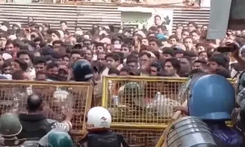 पथराव के बाद पुलिस ने छोड़े आंसू गैस के गोले, शाही मस्जिद के हिस्स्से को हटाने के विरोध में प्रदर्शन