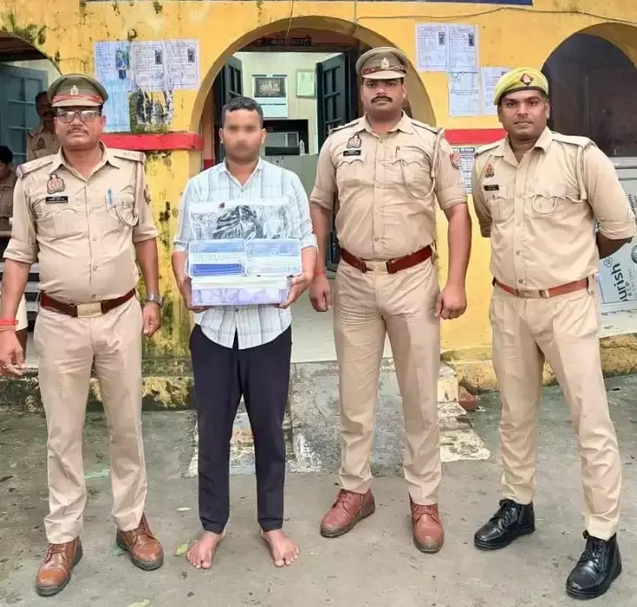 पुलिस की वर्दी पहन व्यापारियों को धमकाकर करता था वसूली, गिरफ्तार पुलिस की वर्दी पहन व्यापारियों को धमकाकर करता था वसूली, गिरफ्तार