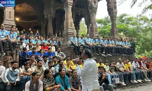 विश्व पर्यटन दिवस पर इंदौर में हेरिटेज वॉक, 200 से ज्यादा लोगों ने जाना शहर का इतिहास और विरासत विश्व पर्यटन दिवस पर इंदौर में हेरिटेज वॉक, 200 से ज्यादा लोगों ने जाना शहर का इतिहास और विरासत