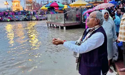 हरिद्वार में मां गंगा की आरती में शामिल हुए बृजमोहन अग्रवाल हरिद्वार में मां गंगा की आरती में शामिल हुए बृजमोहन अग्रवाल
