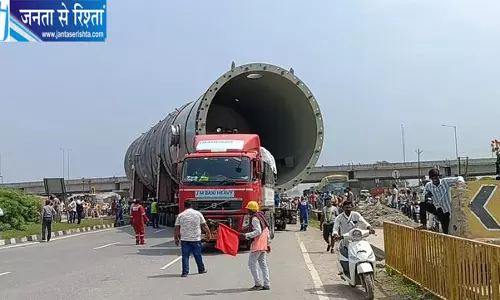200 टन वजनी बायलर मशीन वाराणसी पहुंची, दलदली रास्ते की चुनौती के बाद आगे बढ़ेगा काफिला