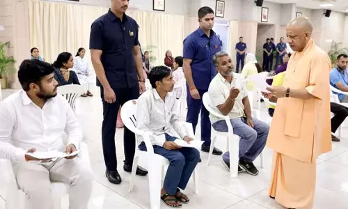 जनता दर्शन में CM योगी ने सुनीं लोगों की समस्याएं जनता दर्शन में CM योगी ने सुनीं लोगों की समस्याएं