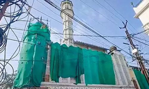 बवाल के बाद मस्जिद का हिस्सा तोड़ने को खुद तैयार हुआ मुस्लिम समाज बवाल के बाद मस्जिद का हिस्सा तोड़ने को खुद तैयार हुआ मुस्लिम समाज