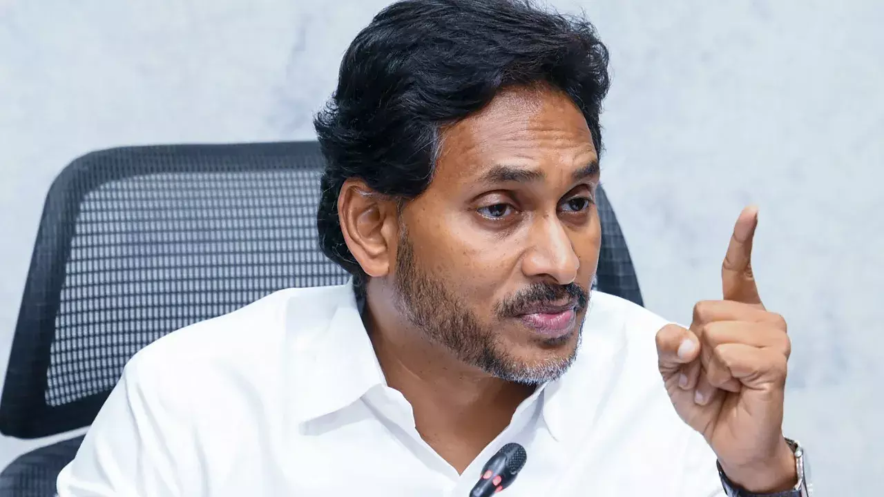 सचिवालय कर्मचारियों पर लाठीचार्ज पर भड़के जगन मोहन रेड्डी सचिवालय कर्मचारियों पर लाठीचार्ज पर भड़के जगन मोहन रेड्डी