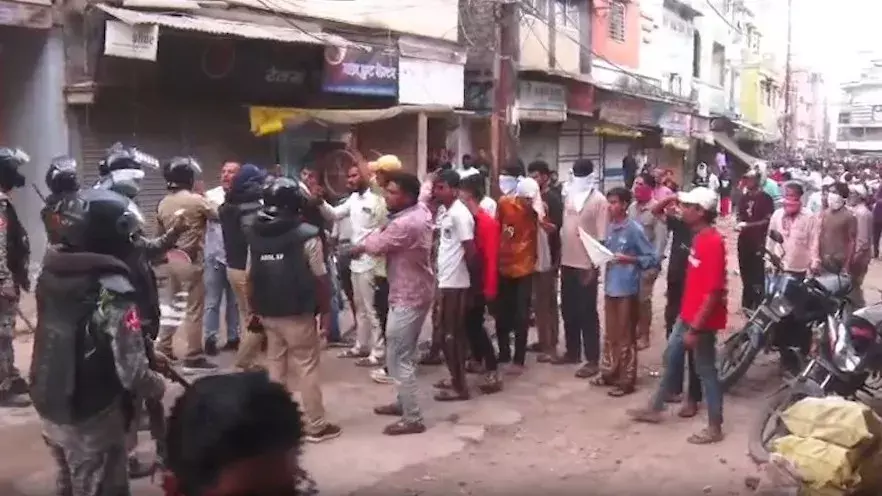उज्जैन में मस्जिद विवाद पर फिर पथराव, पुलिस का लाठीचार्ज