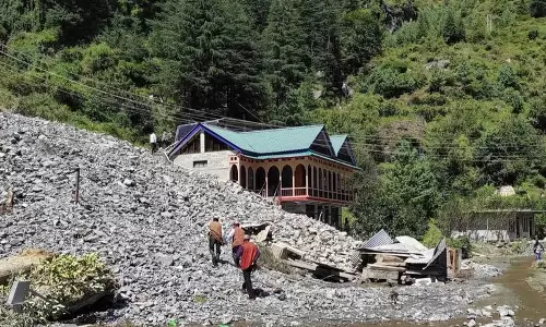 हिमाचल: पारबती सुरंग रिसाव से सड़क अवरुद्ध, पर्यटकों पर संकट हिमाचल: पारबती सुरंग रिसाव से सड़क अवरुद्ध, पर्यटकों पर संकट