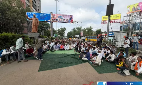 भोपाल में आउटसोर्स और अस्थायी कर्मचारियों का प्रदर्शन