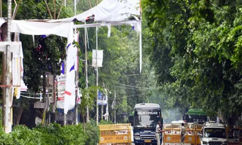 दिल्ली यूनिवर्सिटी ने तीन छात्रों को किया सस्पेंड