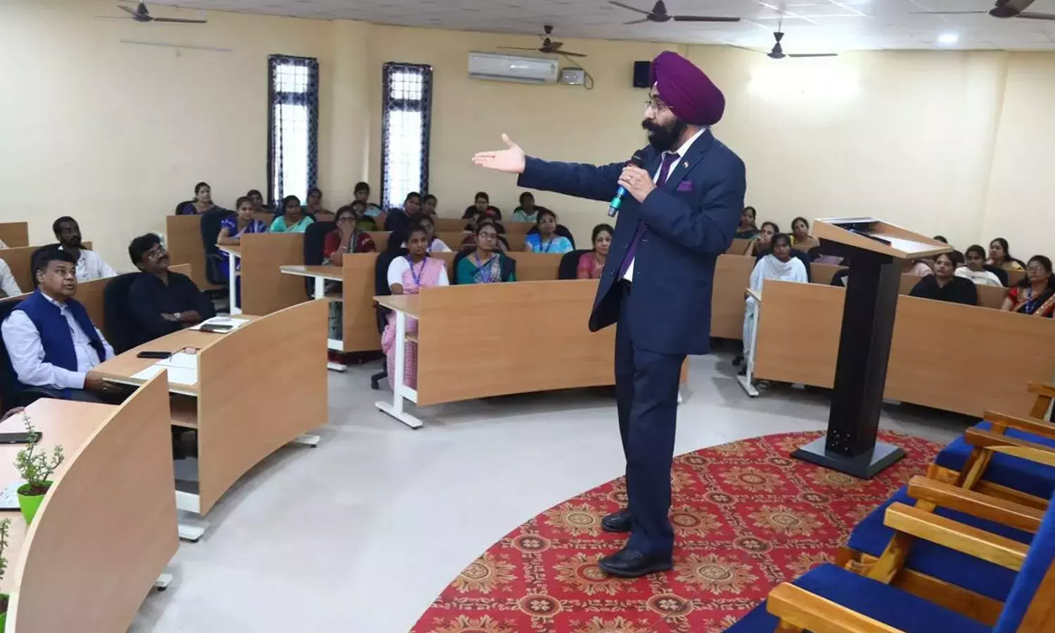 मन्ना का सुझाव है कि छात्रों की सफलता के लिए एबीसीडी मंत्र, संकाय के लिए निरंतर सीखना