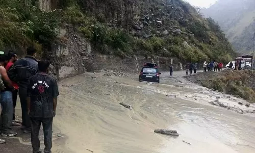 किन्नौर में NH-05 बंद, यातायात प्रभावित किन्नौर में NH-05 बंद, यातायात प्रभावित